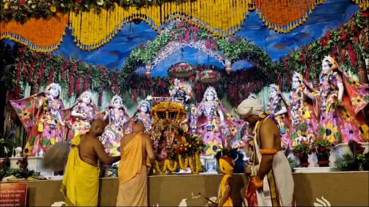 ইসকনের সমস্ত ভক্তরা উপবাসে রয়েছেন। হরিনাম সংকীর্তনের মাধ্যমে সারাদিন কৃষ্ণভজনায় মেতে থাকবেন ভক্তরা।