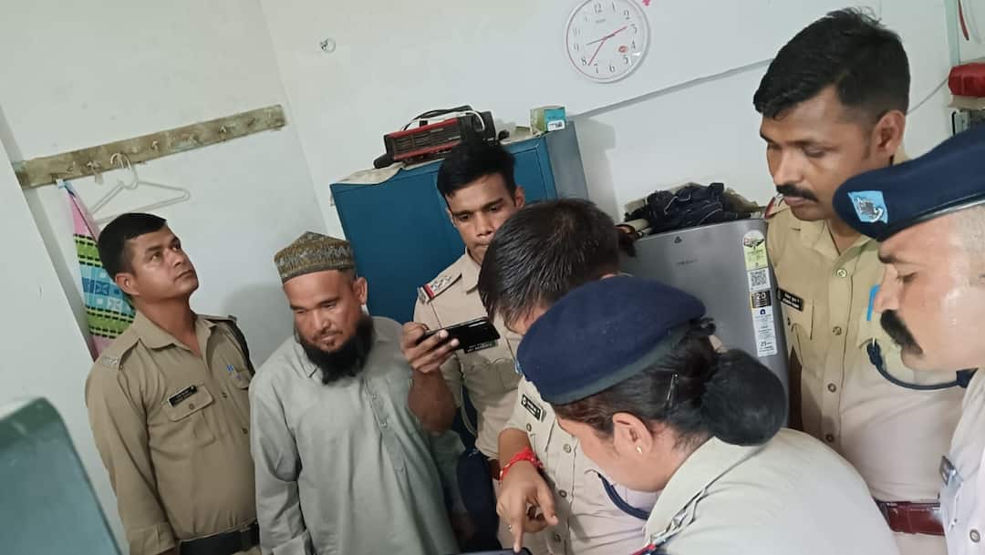 Udham Singh Nagar: नाबालिग बच्चियों से मदरसे में हुए रेपकांड की जांच करेगी SIT, मौलाना के मोबाइल की होगी फोरेंसिक जांच Udham Singh Nagar madrasa minor girls rape SIT investigate Maulana mobile forensically examined ann Udham Singh Nagar: नाबालिग बच्चियों से मदरसे में हुए रेपकांड की जांच करेगी SIT, मौलाना के मोबाइल की होगी फोरेंसिक जांच