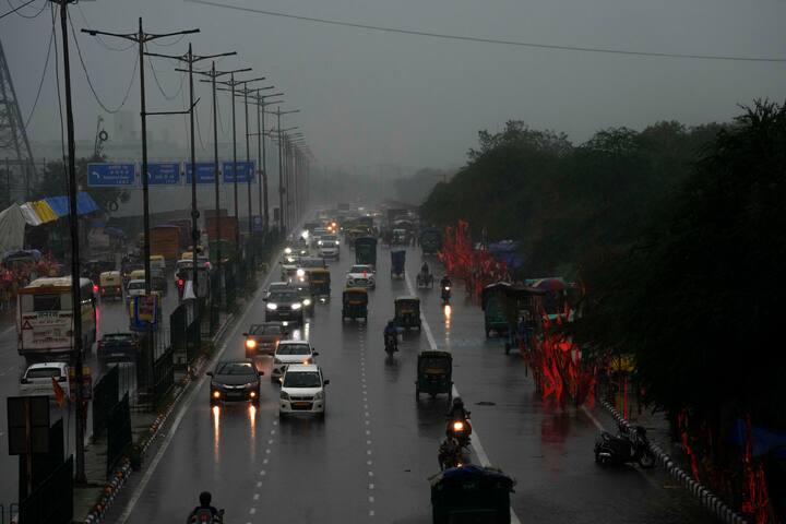 दिल्ली में रविवार को अधिकतम तापमान 35.6 डिग्री सेल्सियस दर्ज किया गया, जो मौसम के औसत से एक डिग्री अधिक था.