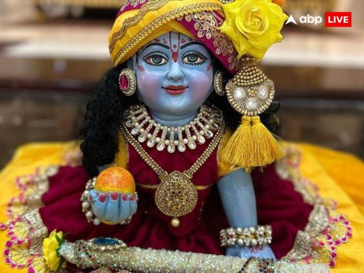इसके बाद उन्हें रंग बिरंगे सुंदर वस्त्र पहनाएं. सुंदर आभूषणों से उनको सजाएं. तिलक करें और उन्हें फूलों की माला चढाएं.