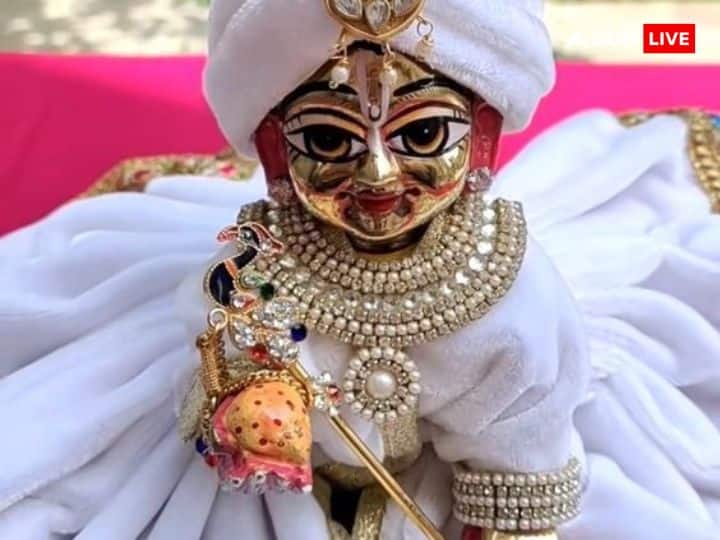 इस खास दिन के लिए लड्डू गोपाल के लिए नए वस्त्र या नई पोशाक लेकर आएं. उनके लिए साज-श्रृंगार का सारा सामान लेकर आएं.