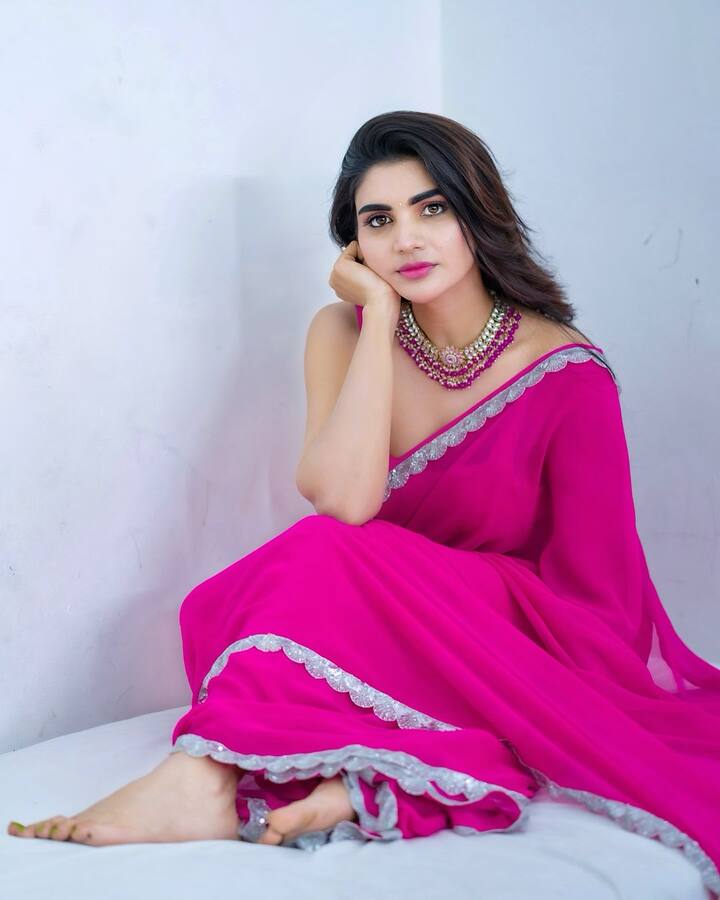 ‘జబర్దస్త్‘ బ్యూటీ వర్ష గురించి తెలుగు ప్రేక్షకులకు పెద్దగా పరిచయం అవసరం లేదు. Photo Credit: Jabardasth Varsha/Instagram