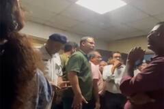 RG Kar Case : মৃতদেহ উদ্ধার সবে, পুলিশের সামনেই সেমিনার রুমে বহিরাগতরাও! চমকে দেবে ভাইরাল ভিডিও