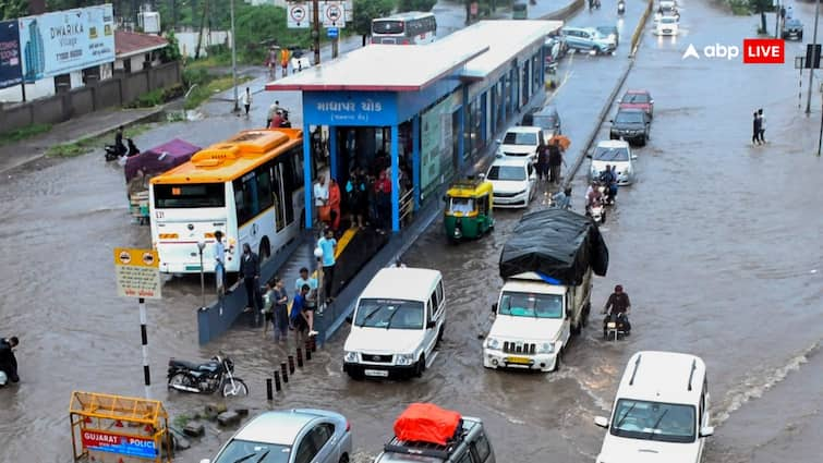 Gujarat Rain Updates national 30 people died due to heavy rains in gujarat weather news updates गुजरातमध्ये पुराचा हाहाःकार; आतापर्यंत 30 जण दगावले, दिल्ली-एनसीआरमध्येही मुसळधार