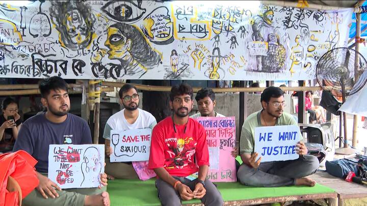 ভাইরাল ভিডিওতে দেখা গিয়েছে, সেমিনার রুমে নিয়ন্ত্রণের কোনও চিহ্নমাত্র নেই। রয়েছেন হাসপাতালের একাধিক কর্তাব্যক্তিও।