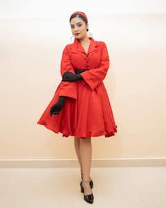 Sreemukhi : రెడ్ గౌన్​లో యాంకర్ శ్రీముఖి ఫోజులు.. రెడ్​ రోజ్​లా ముద్దుగా ఉన్నావంటోన్న ఫ్యాన్స్