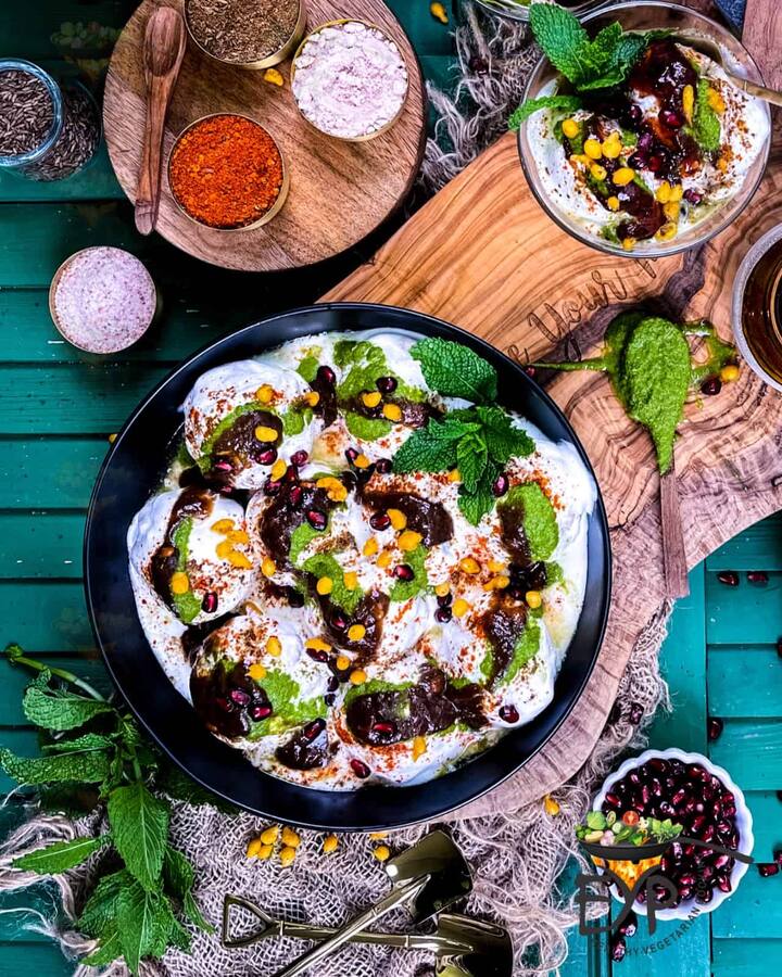 ਹੁਣ ਇਸ ਪੀਸੀ ਹੋਈ ਦਾਲ 'ਚ ਨਮਕ, ਲਾਲ ਮਿਰਚ ਪਾਊਡਰ ਅਤੇ ਜੀਰਾ ਪਾਓ। ਜੇਕਰ ਤੁਸੀਂ ਚਾਹੁੰਦੇ ਹੋ ਕਿ ਗੇਂਦਾਂ ਸੁੱਜ ਜਾਣ ਤਾਂ ਤੁਸੀਂ ਇਸ 'ਚ ਸੋਡਾ ਮਿਲਾ ਸਕਦੇ ਹੋ।