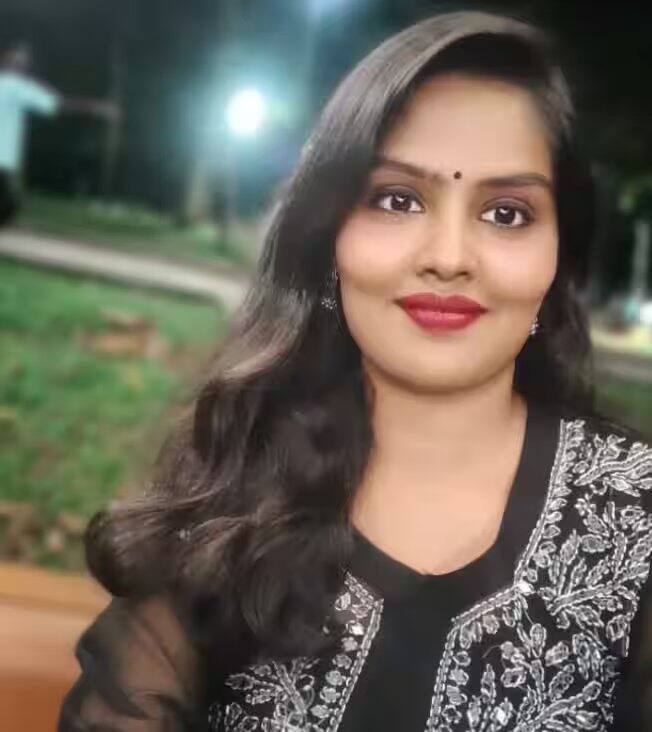 રેવતીએ કહ્યું કે ફિલ્મના મોકા બહાને એક મીટિંગમાં સિદ્દીકીનું વર્તન કથિત રીતે જાતીય રીતે આક્રમક થઈ ગયું હતું. તેણે કહ્યું, 'શરૂઆતમાં બધું વ્યાવસાયિક લાગી રહ્યું હતું. થોડી ચર્ચા પછી આ વાતચીત જાતીય બની ગઈ. અને સમય સાથે મને સમજાયું કે આ એક જાળ હતી. દરવાજો બંધ હતો...હું અસહાય હતી અને હું ડરી ગઈ હતી.'