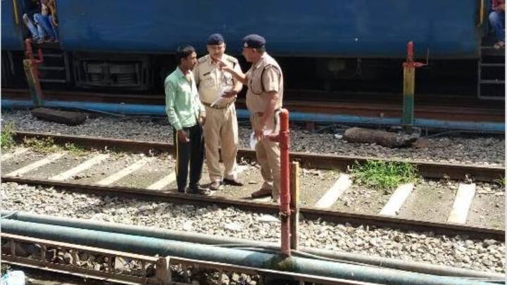 चेन खींचने को लेकर रेलवे ने नियम बनाए होते हैं. लेकिन कई बार लोग ऐसे ही अपने मजे के लिए या कहीं बीच में उतरने के लिए चेन खींच देते हैं.