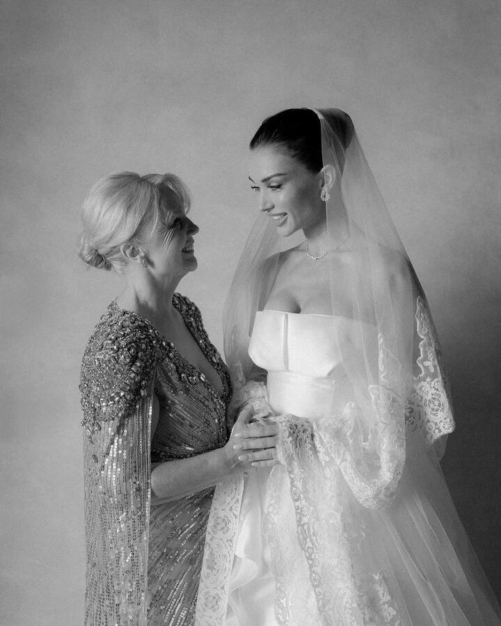 The couple kissed as they arrived in Italy on Thursday ahead of their wedding.