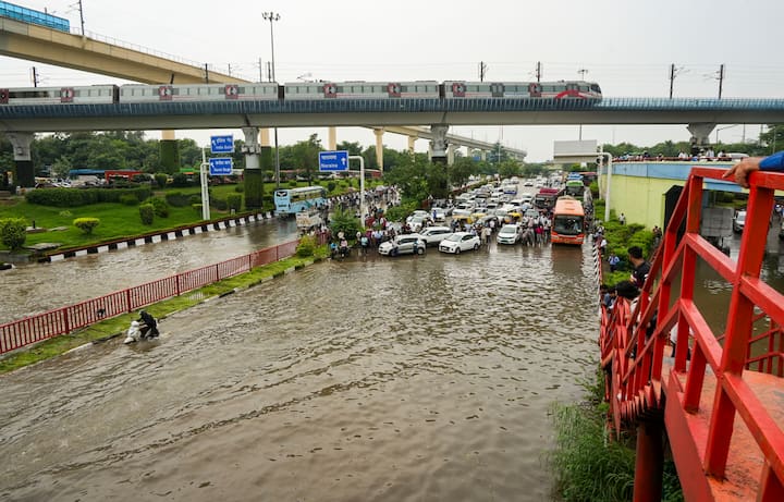 मौसम विभाग ने बताया कि रविवार शाम पांच बजकर 30 मिनट पर आर्द्रता का स्तर 63 प्रतिशत दर्ज किया गया.
