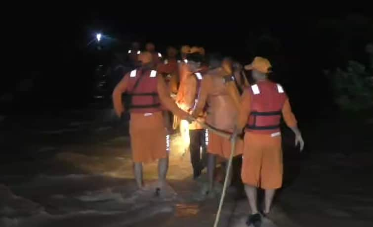 Morbi Rain News tractor sink in the rain water with the more than 10 passengers fire department rescue it Morbi Rain: 17 મજૂરોને લઇ જતું ટ્રેક્ટર કૉઝવેમાં તણાયુ, NDRF-SDRFએ આખી રાત શોધખોળ કરી, 10નો બચાવ-7 લાપતા