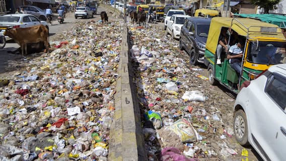 Meerut News: खुले में कूड़ा डालने पर 5000 रुपये तक लगेगा जुर्माना, अब सफाई के लिए देना होगा यूजर चार्ज Meerut News: खुले में कूड़ा डालने पर 5000 रुपये तक लगेगा जुर्माना, अब सफाई के लिए देना होगा यूजर चार्ज