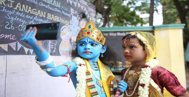 கிருஷ்ண ஜெயந்தியை முன்னிட்டு மதுரையில் குழந்தைகள் கிருஷ்ணர் மற்றும் ராதை வேடம் அணிந்து உற்சாகம்.