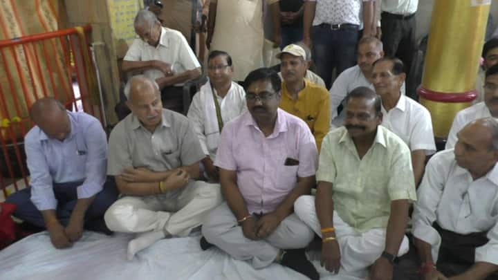 महिला पुरुष हर्षोल्लास से कन्हैया का जन्मदिन मनाने में लगे हैं. बाजार में मावा की मिठाई, मलाई के पुआ, कलाकंद की दुकानें सजाई गई हैं. जनप्रतिनिधि भी आज कृष्ण भक्ति में लीन नजर आये. पूर्व मंत्री विश्वेन्द्र सिंह ने बांके बिहारी और मोहन मंदिर पहुंचकर पूजा अर्चना की.