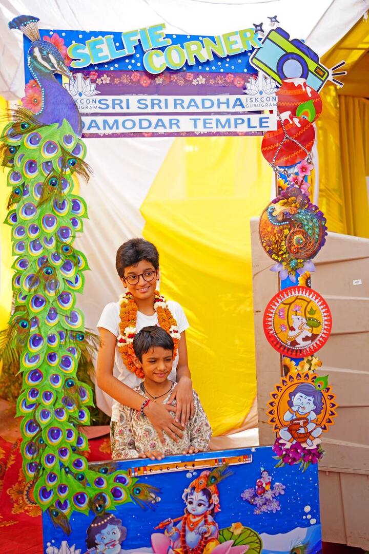 साथ ही, यहां समर्पित ध्यान कक्ष, सेल्फी विथ कृष्णा और कृष्णा टॉयज स्टॉल भी भी श्रद्धालुओ के लिए आकर्षण का केंद्र होंगे. पादसेवन भक्त दास ने कहा कि इस्कॉन गुरुग्राम में यह जन्माष्टमी परिवार के प्रत्येक सदस्य के लिए कुछ अद्भुत होगी.