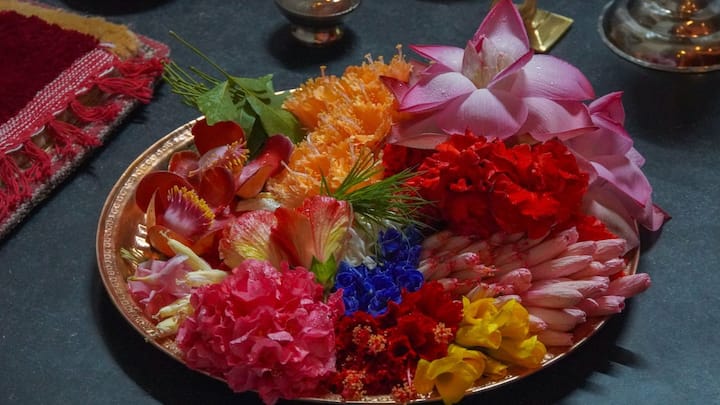 নিয়ম মত এদিন ভোরে মূল মন্দিরে ঠাকুরের মঙ্গলারতির পরে কাঠামো পুজো শুরু হয়।