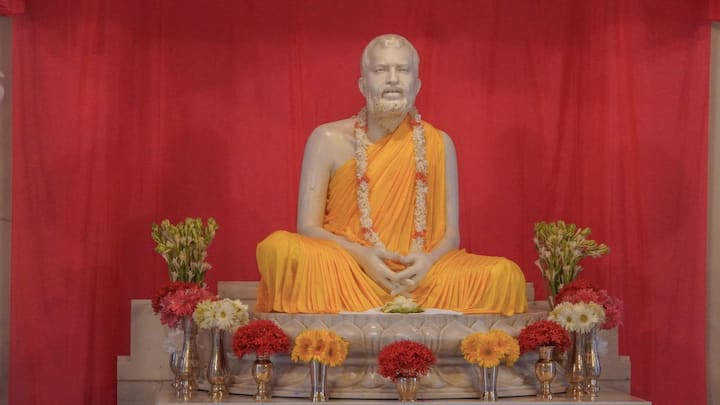 মঠের সন্ন্যাসী এবং মহারাজেরা পুষ্প অর্ঘ্য দিয়ে অর্পণ করেন।