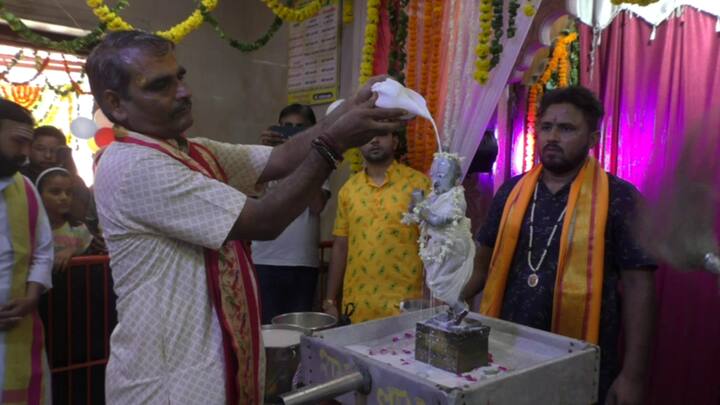 राजस्थान के भरतपुर में कान्हा जन्मोत्सव की धूम है. कृष्ण मंदिरों में सुबह से भक्तों की भीड़ उमड़ी है. बांके बिहारी, दरियाब मोहनजी, टांडा मदनमोहनजी, मोहनजी बुध की हाट, पंचमुखी लड्डू गोपालजी, राधारमण, मीठा चरणामृत सहित विभिन्न मंदिरों में धार्मिक आयोजन जारी है.