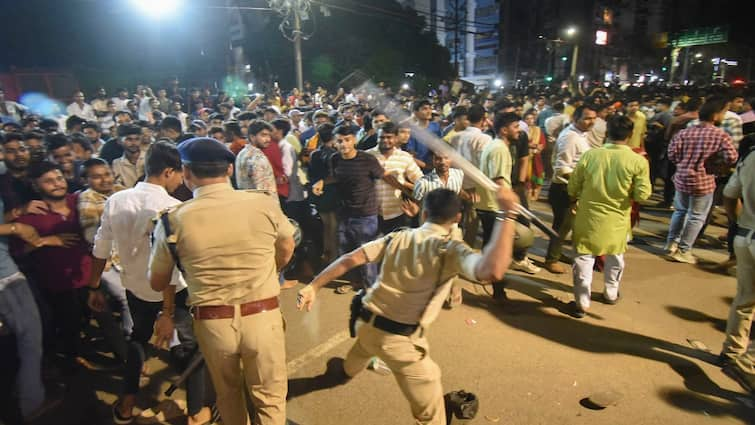 Police lathicharged crowd at ISKCON temple in Patna On occasion of Shri Krishna Janmashtami ANN Patna ISKCON Temple: श्रीकृष्ण जन्माष्टमी के मौके पर पटना के इस्कॉन मंदिर में भीड़ हुई बेकाबू, पुलिस ने किया बल प्रयोग