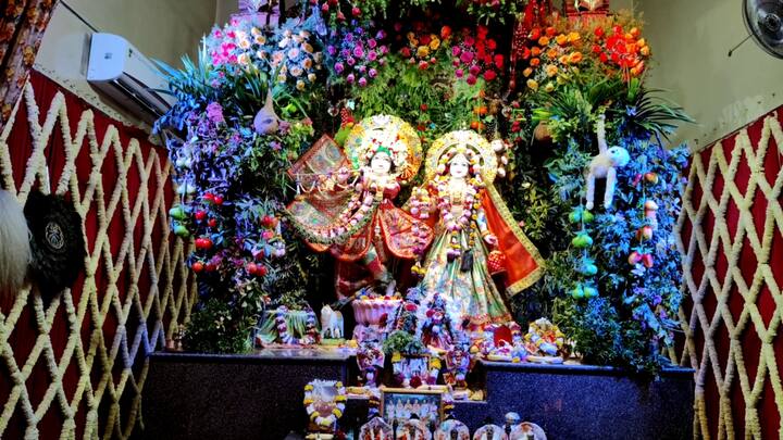 ఇస్కాన్ టెంపుల్‌లో రాధాకృష్ణులను సుందరంగా అలంకరించారు. భక్తులు ఉదయం నుంచే ఆలయానికి అధిక సంఖ్యలో వచ్చి స్వామిని దర్శించుకున్నారు.