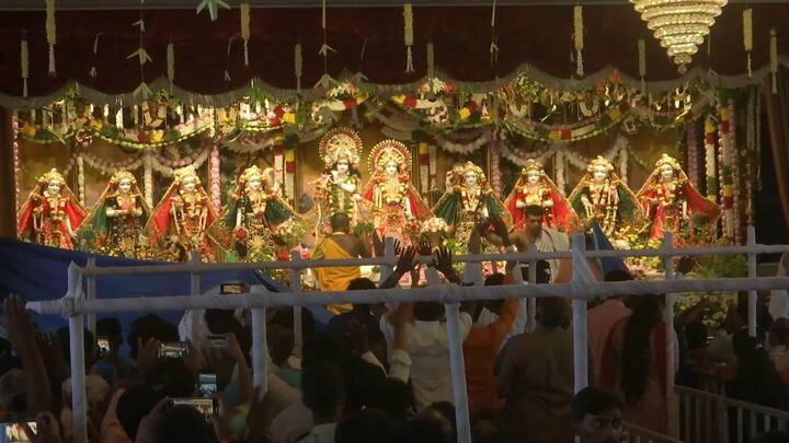 శ్రీ కృష్ణ జన్మాష్టమి సందర్భంగా తిరుపతి ఇస్కాన్ టెంపుల్‌ను సుందరంగా అలంకరించారు. ప్రత్యేక అలంకరణలో రాధాకృష్ణులు దర్శనమిచ్చారు.