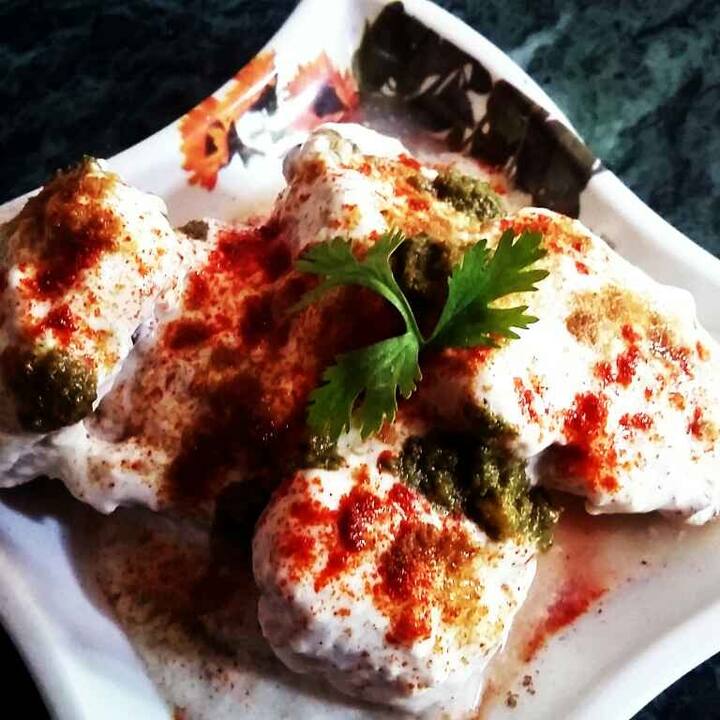 Dahi Bhalla Recipe: ਰੱਖੜੀ 'ਤੇ ਤੁਸੀਂ ਆਪਣੇ ਭਰਾ ਲਈ ਕੁਝ ਵਧੀਆ ਪਕਵਾਨ ਬਣਾਉਣਾ ਚਾਹੁੰਦੇ ਹੋ, ਤਾਂ ਤੁਸੀਂ ਇਸ ਨੁਸਖੇ ਨੂੰ ਅਜ਼ਮਾ ਸਕਦੇ ਹੋ, ਜਿਸ ਨੂੰ ਘਰ 'ਚ ਘੱਟ ਸਮੇਂ 'ਚ ਤਿਆਰ ਕੀਤਾ ਜਾ ਸਕਦਾ ਹੈ। ਇਸ ਨਾਲ ਤੁਹਾਡਾ ਭਰਾ ਖੁਸ਼ ਹੋਵੇਗਾ।