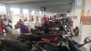 தஞ்சை புதிய பேருந்து நிலையத்தில் பயணிகளுக்கு இடையூறாக நிறுத்தப்படும் பைக்குகள்: அபராதம் விதிக்க வலியுறுத்தல்