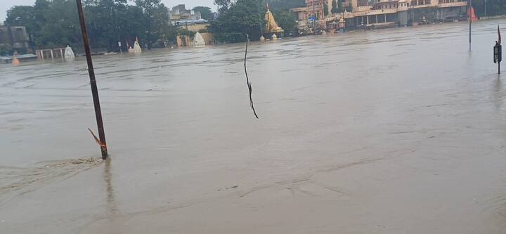 शिप्रा नदी के रामघाट पर तीन से चार फीट पानी ऊपर बह रहा है. आज जन्माष्टमी के साथ-साथ भादो मास में निकलने वाली भगवान महाकाल की पहली सवारी का भी दिन है.