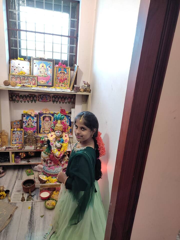 తెలుగు రాష్ట్రాల్లోని ఇళ్లల్లో సైతం కృష్ణాష్టమి వేడుకలు ఘనంగా నిర్వహించారు. చిన్నారులు కృష్ణుని వేషధారణలో సందడి చేశారు.