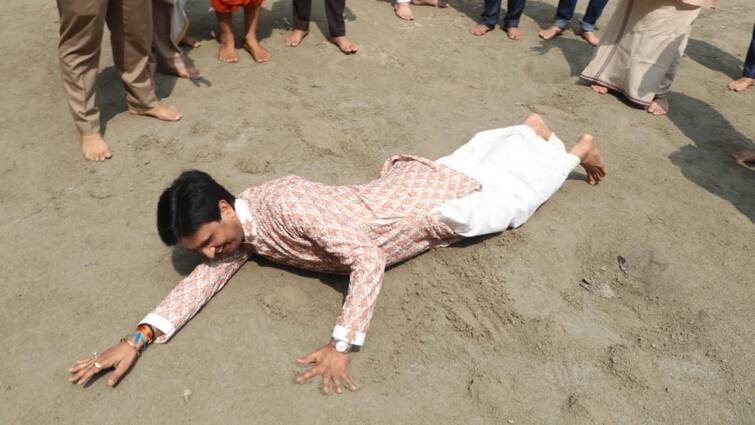 watch viral video of kumar vishawas at Ramanreti Ashram in Gokul Mahavan Watch: कुमार विश्वास का ये रूप नहीं देखा होगा, मथुरा के रमण रेती में लगाई लोट, Video Viral