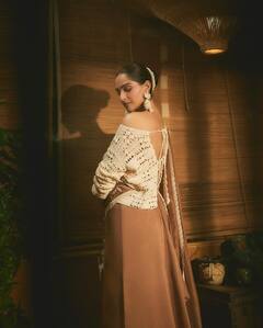 Sonam Kapoor Pics: बैकलेस ब्लाउज संग ब्राउन साड़ी पहन इठलाती दिखीं सोनम कपूर, स्टाइलिश लुक पर फिदा हुए फैंस