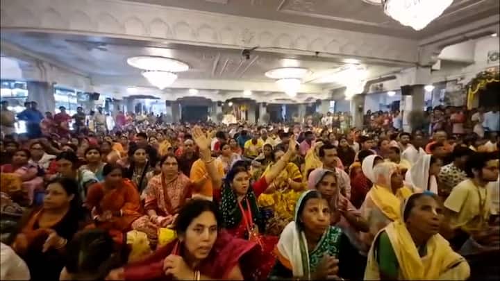 সোমবার সকাল থেকেই সাজ সাজ রব মায়াপুরের ইসকন মন্দিরে। অসংখ্য দেশি-বিদেশি ভক্তদের আগমনে মিলন মেলায় পরিণত হয়েছে ইসকন মায়াপুর।