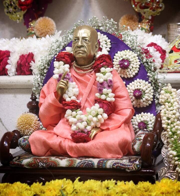 सुरक्षा की दृष्टि से मंदिर परिसर और बाहर 250 सीसीटीवी कैमरे लगाये गये हैं. प्रवेश द्वार पर मेटल डिटेक्टर से गुजरकर श्रद्धालुओं को जाने की इजाजत है. सुरक्षा जांच के बाद श्रद्धालु मंदिर परिसर में पहुंच रहे हैं.