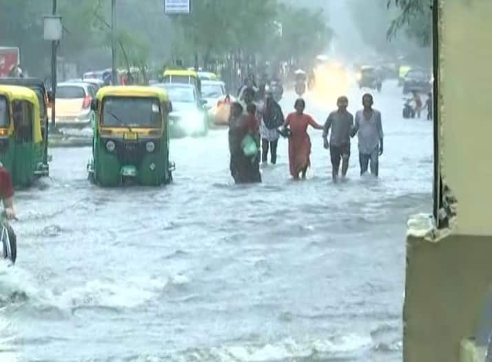 नारोल, नरोदा, निकोल, ठक्करबापानगर में भी जल-बमबारी की स्थिति बन गई। अहमदाबाद में सड़क पर पानी भर जाने से कई वाहन चालक फंस गए. अहमदाबाद में पिछले एक घंटे में औसतन 2 इंच बारिश हुई. प्रहलादनगर से श्यामल तक सड़क पर पानी भर गया।