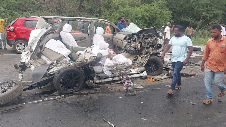 7 cars and 3 trucks collided with a bus on the Hosur highway ஒசூர் நெடுஞ்சாலையில் நொறுங்கிய கார்.. பயங்கர விபத்து.. ஒருவர் பலி.. 10 பேர் படுகாயம்