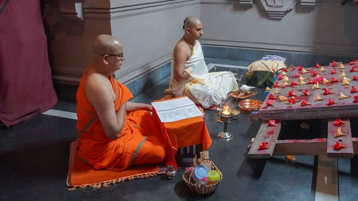 জন্মাষ্টমীর সকালে প্রথা মেনেই সাঙ্গ হল কাঠামো পুজো বেলুড় মঠে ।