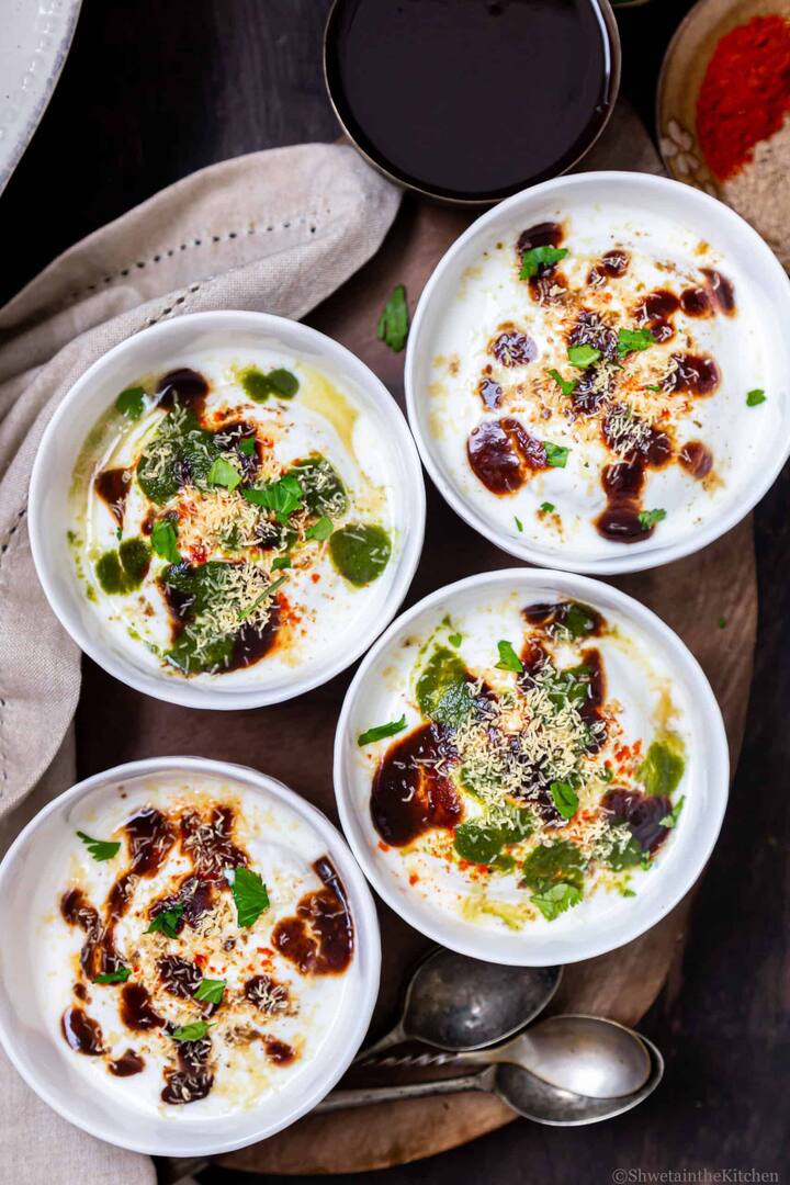 ਜਦੋਂ ਇਹ ਗੋਲੇ ਹਲਕੇ ਸੁਨਹਿਰੀ ਹੋ ਜਾਣ ਤਾਂ ਇਨ੍ਹਾਂ ਨੂੰ ਪਾਣੀ 'ਚ ਭਿਓ ਦਿਓ। ਇਸ ਤੋਂ ਬਾਅਦ ਦਹੀਂ ਨੂੰ ਚੰਗੀ ਤਰ੍ਹਾਂ ਨਾਲ ਕੁੱਟ ਲਓ ਤਾਂ ਕਿ ਇਸ 'ਚ ਗੰਢ ਨਾ ਰਹੇ, ਹੁਣ ਸਵਾਦ ਮੁਤਾਬਕ ਨਮਕ ਪਾਓ।