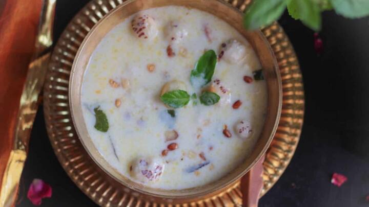 पंचामृत कसे बनवायचे? दूध आणि दही मिक्स करा - एक स्वच्छ स्टील किंवा पितळेचे भांडे घ्या. त्या भांड्यात दूध आणि दही घाला. दोन्ही चांगले मिसळा.