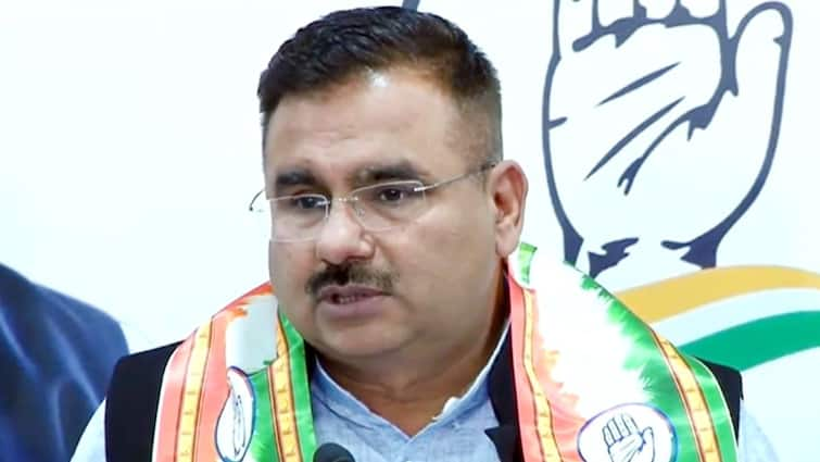 Alok Sharma controversial remark on marathi manus congress spokesperson statement on Marathi people news  Alok Sharma : मराठी समूदायाला बलात्कारी लोकांसोबत जोडणारे वक्तव्य, काँग्रेस प्रवक्ता आलोक शर्मा अडचणीत