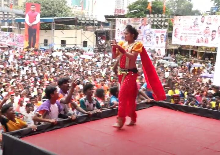 मुंबई कार्यक्रम केल्यानंतर गौतमी पाटीलच्या चेहऱ्यावर आनंद दिसत होता.