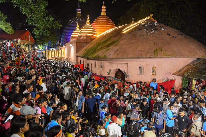 कामाख्या मंदिर भारत के असम राज्य के गुवाहाटी जिले में स्थित है, यह मंदिर नीलांचल की पहाड़ियों पर है, यहां जाने के लिए आपको इन पहाड़ियों पर विभिन्न साधनों से चढ़ाई करनी होती है.