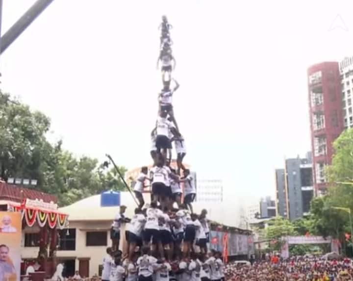 आठव्या थरावरील गोविंदा उभा राहिल्यानंतर नवव्या थरावरील गोविंदा उभा राहत असताना नवसाई पथक खाली कोसळलं.