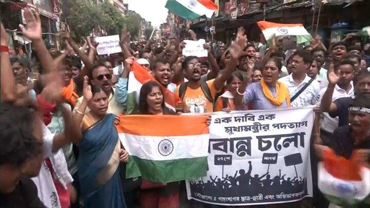 বালির বস্তা ফেলে শক্তপোক্ত করা হয় ব্যারিকেড। কিন্তু তারপরেও জনরোষের কাছে হার মেনেছে সব কিছু। ফস্কা হয়ে গেছে পুলিশের বজ্র আঁটুনি!