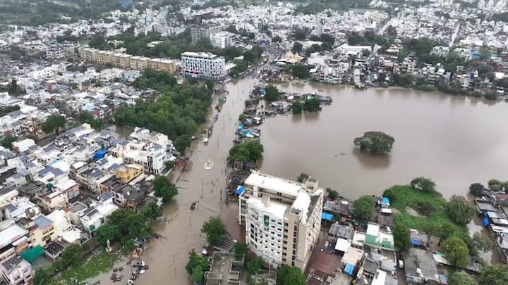 અનરાધાર વરસાદના કારણે જામનગર શહેરમાં જળબંબાકારની સ્થિતિ સર્જાઇ હતી. લાલપુર તાલુકાના નવાગામ વાડી વિસ્તારમાં ભારે વરસાદના કારણે નાના બાળકો સહિત 11 લોકો ફસાયા હતા