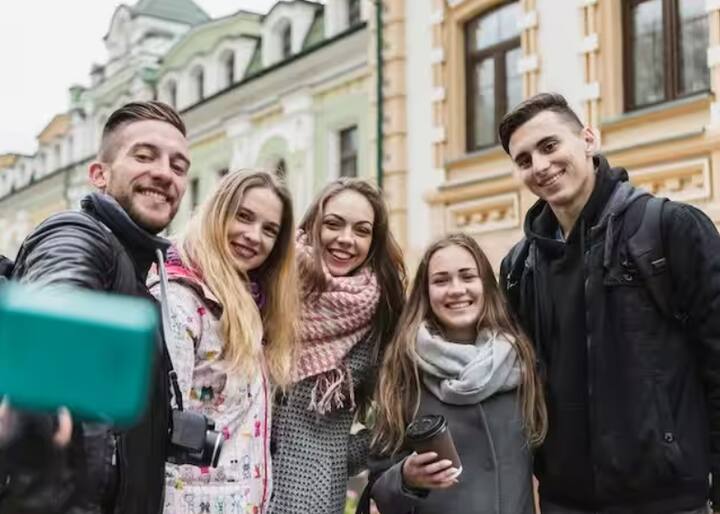 ਵਿਦੇਸ਼ ਯਾਤਰਾ 'ਤੇ ਜਾਣ ਤੋਂ ਪਹਿਲਾਂ ਤੁਹਾਨੂੰ ਕੁਝ ਗੱਲਾਂ ਦਾ ਧਿਆਨ ਰੱਖਣਾ ਚਾਹੀਦਾ ਹੈ, ਤਾਂ ਜੋ ਭਵਿੱਖ 'ਚ ਤੁਹਾਨੂੰ ਕਿਸੇ ਤਰ੍ਹਾਂ ਦੀ ਪਰੇਸ਼ਾਨੀ ਦਾ ਸਾਹਮਣਾ ਨਾ ਕਰਨਾ ਪਵੇ। ਜੇਕਰ ਤੁਸੀਂ ਵੀ ਆਪਣੇ ਪੂਰੇ ਪਰਿਵਾਰ ਜਾਂ ਦੋਸਤਾਂ ਨਾਲ ਵਿਦੇਸ਼ ਯਾਤਰਾ 'ਤੇ ਜਾਣ ਦੀ ਯੋਜਨਾ ਬਣਾ ਰਹੇ ਹੋ, ਤਾਂ ਤੁਹਾਨੂੰ ਕੁਝ ਗੱਲਾਂ ਦਾ ਧਿਆਨ ਰੱਖਣਾ ਹੋਵੇਗਾ।