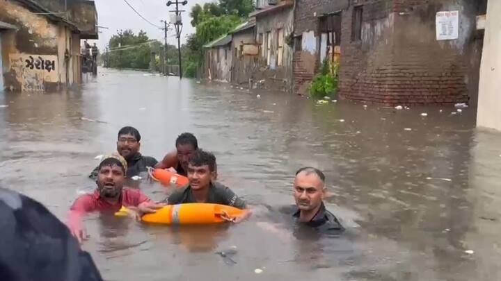 जामनगर के लालखानी समेत इलाकों में रेस्क्यू ऑपरेशन चलाया गया. एनडीआरएफ की फायर टीम ने रेस्क्यू ऑपरेशन चलाया.