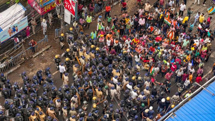 The student organisation 'Paschim Banga Chhatra Samaj' and the 'Sangrami Joutha Mancha' of the state government employees commenced the 'Nabanna Abhijan' from two locations College Square in north Kolkata and Santragachi in Howrah on Tuesday afternoon. (Image source: PTI)