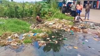 சாக்கடை கழிவுகளுக்குள் மூழ்கி சுத்தம் செய்த தொழிலாளி; மதுரையில் அதிர்ச்சி