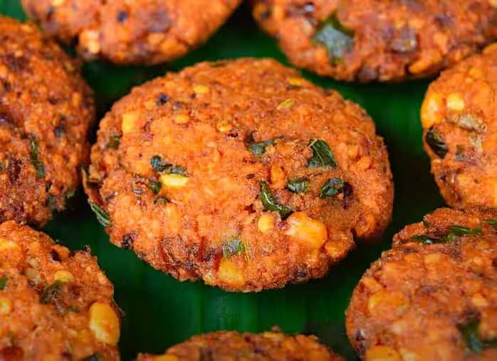 செய்முறை: முதலில் ஒரு கடாயில் பட்டை, கிராம்பு, ஏலக்காய், சோம்பு, கசகசா, முந்திரிப்பருப்பு, பொட்டுக்கடலை, தேங்காய், பச்சை மிளகாய் சேர்த்து பொன்னிறமாக வதக்கி ஆறவைத்து தண்ணீர் சேர்க்காமல் அரைத்துக் கொள்ளவும்.